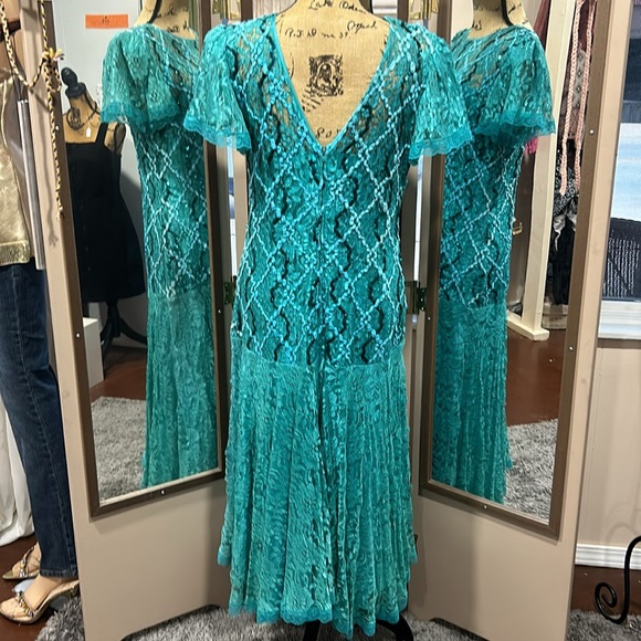 1980s does 1920s Vintage Turquoise Lace and Sequins Formal Dress size 14. - Picture 8 of 9
